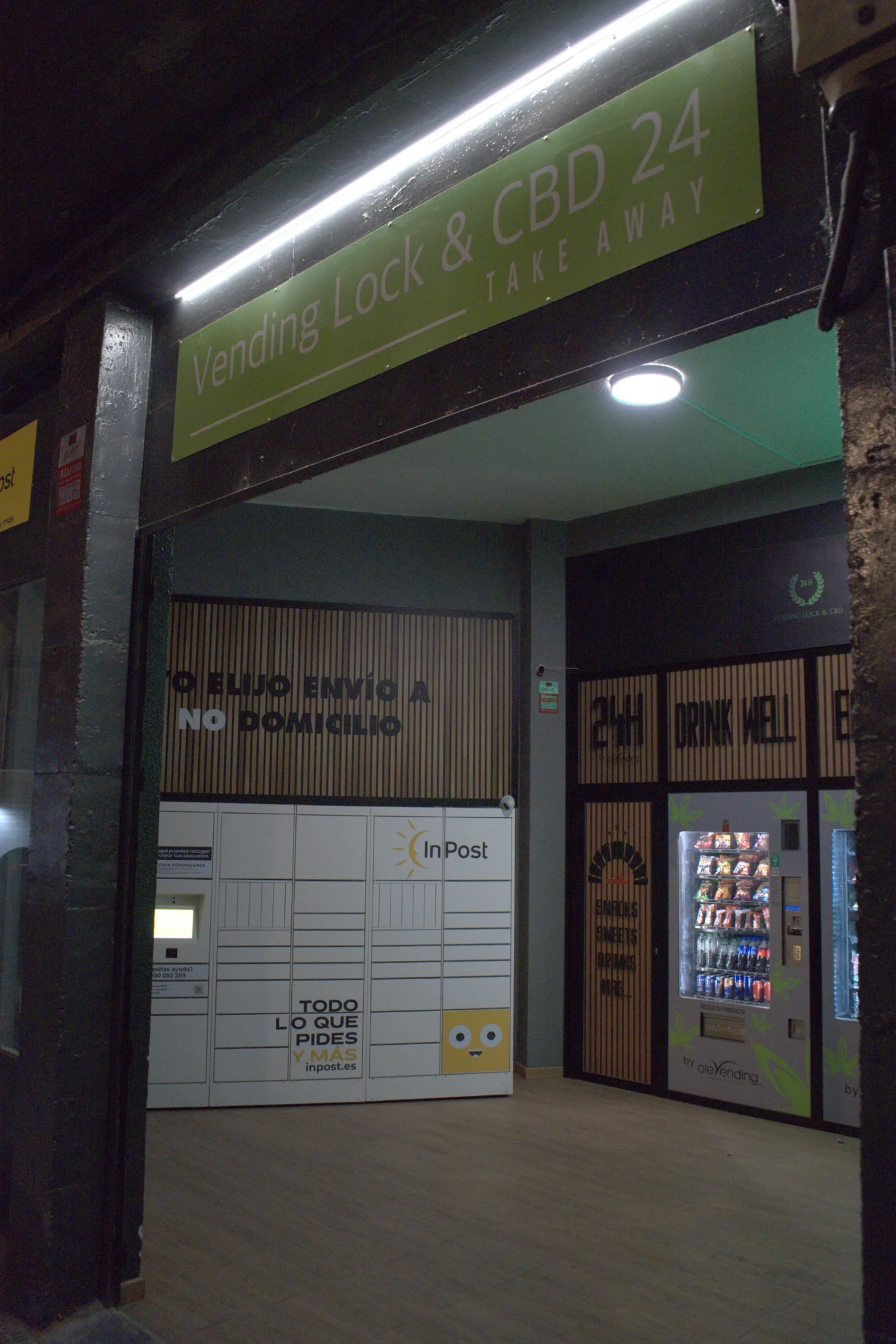 Fachada del local Vending Lock & CBD 24 en Tudela, abierto 24 horas con cartel iluminado