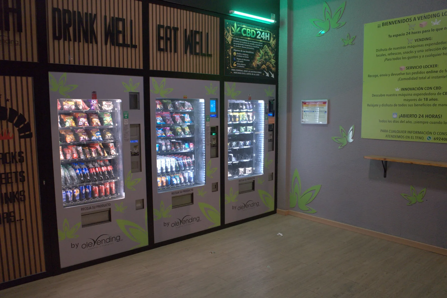 Fila de máquinas expendedoras con ambiente verde y luces neón