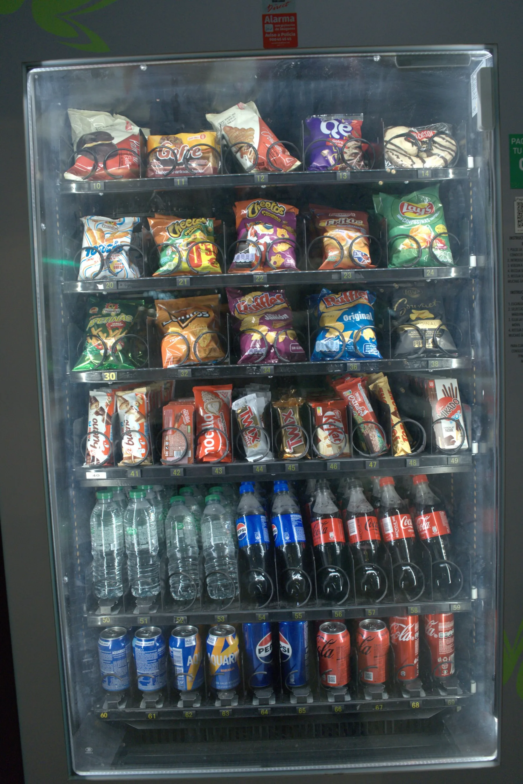 Máquina de snacks y bebidas, vista frontal
